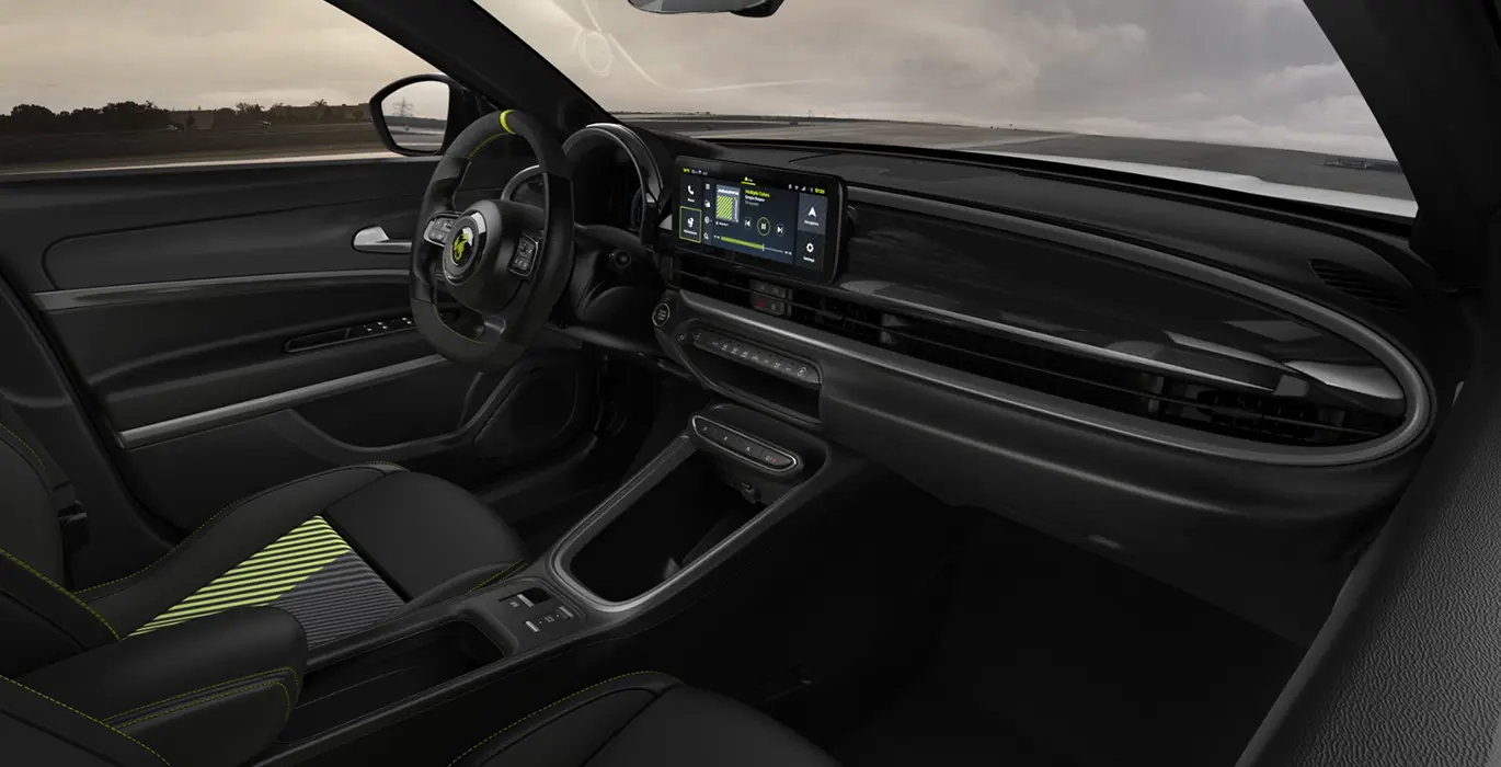 Abarth-600e-Turismo-interior-delantera-II.webp