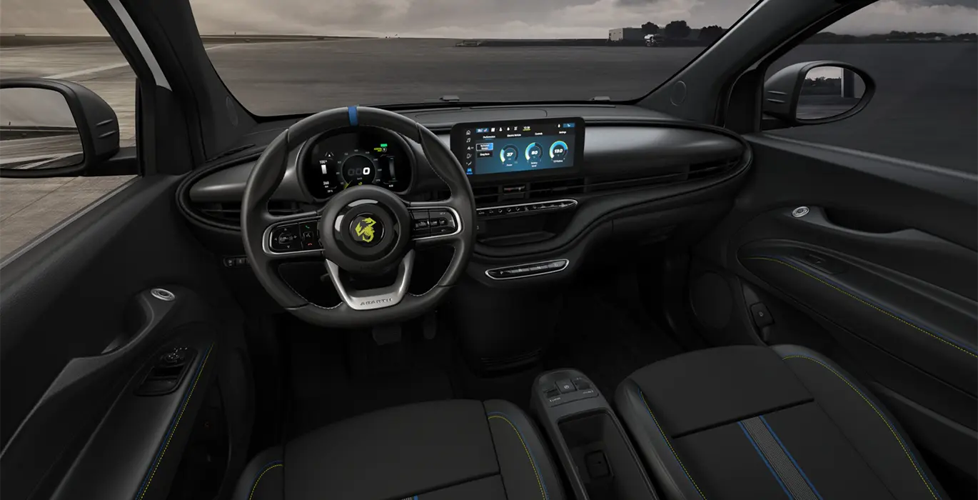 Abarth-500e-42kWh-interior-delantera.webp