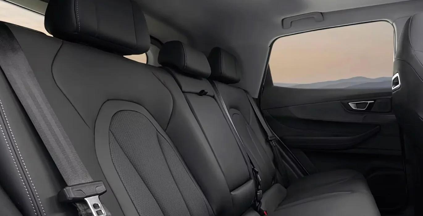 EBRO-s400-1.5-DHE-HEV-Excellent-CVT-interior-trasera.webp