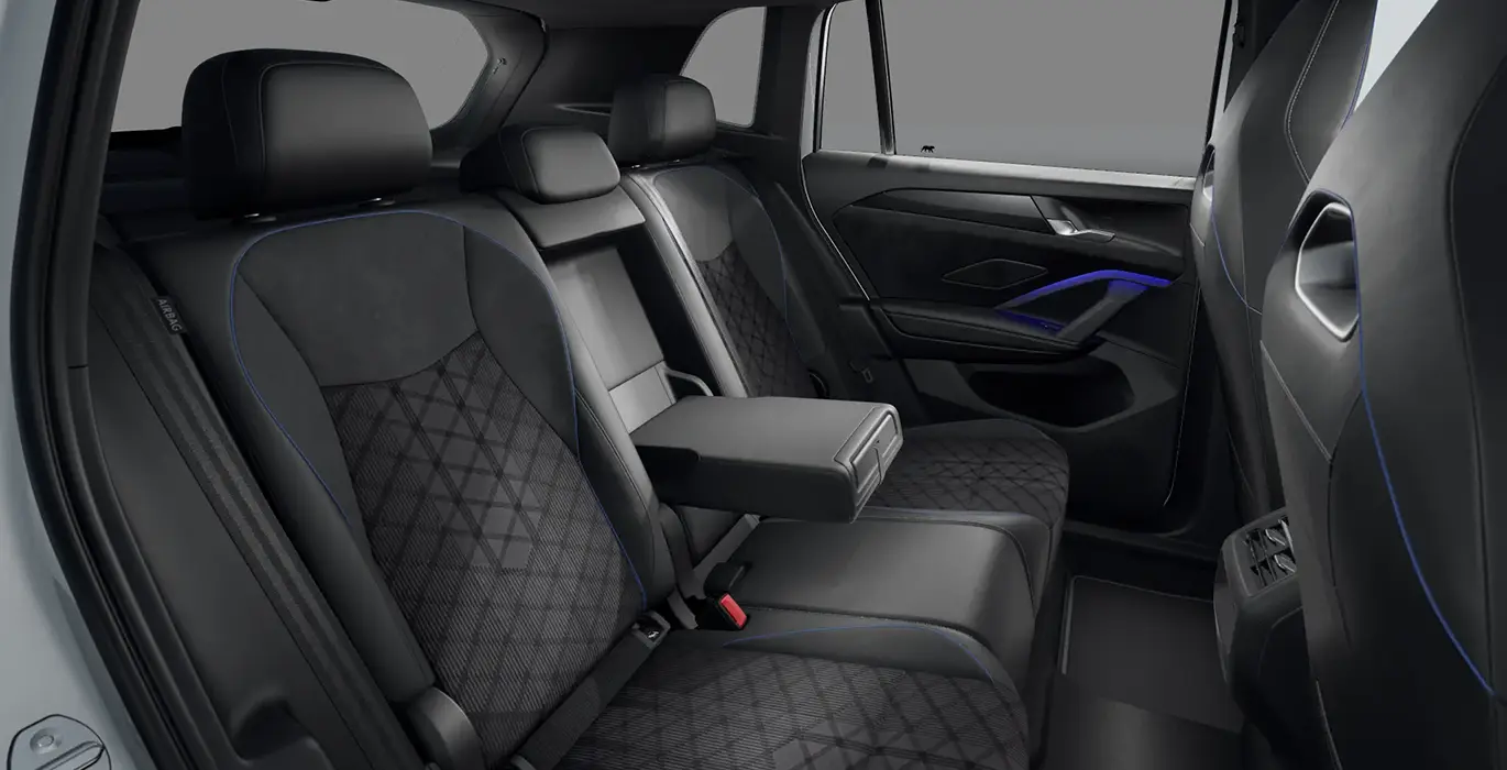 Volkswagen-Tiguan-R-Line-1.5-eTSI-110kW-DSG-interior-trasera.webp