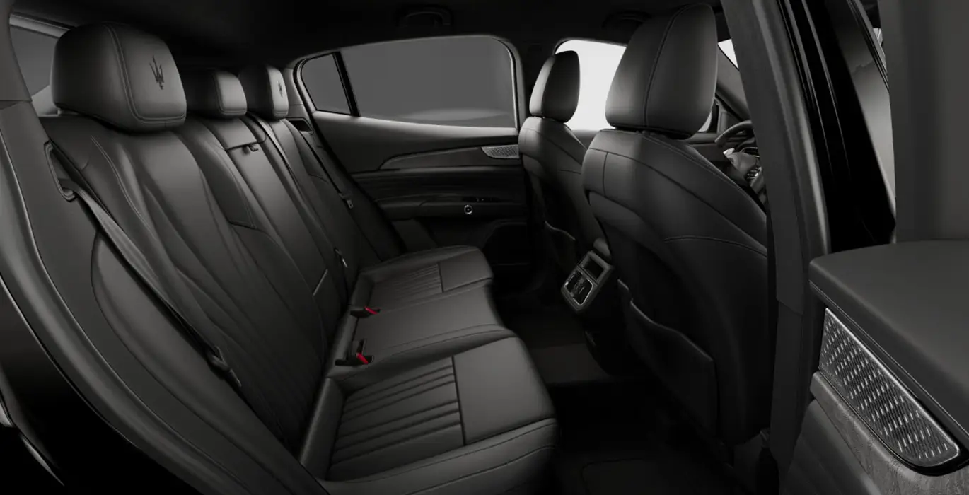 MASERATI-Grecale-L4-MHEV-300CV-AWD-interior-trasera.webp