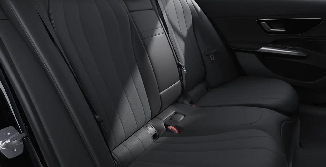 Mercedes-Benz-Clase-E-200-interior-trasera.webp