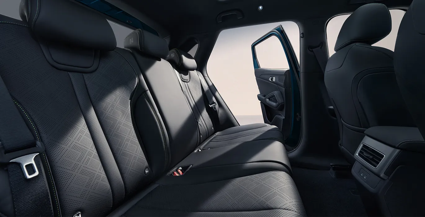 BYD-ATTO-2-DM-i-Active-interior-trasera.webp