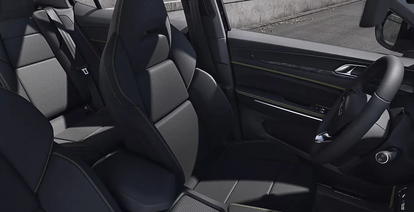 Lynk-Co-01-Core-interior-delantera-II.webp
