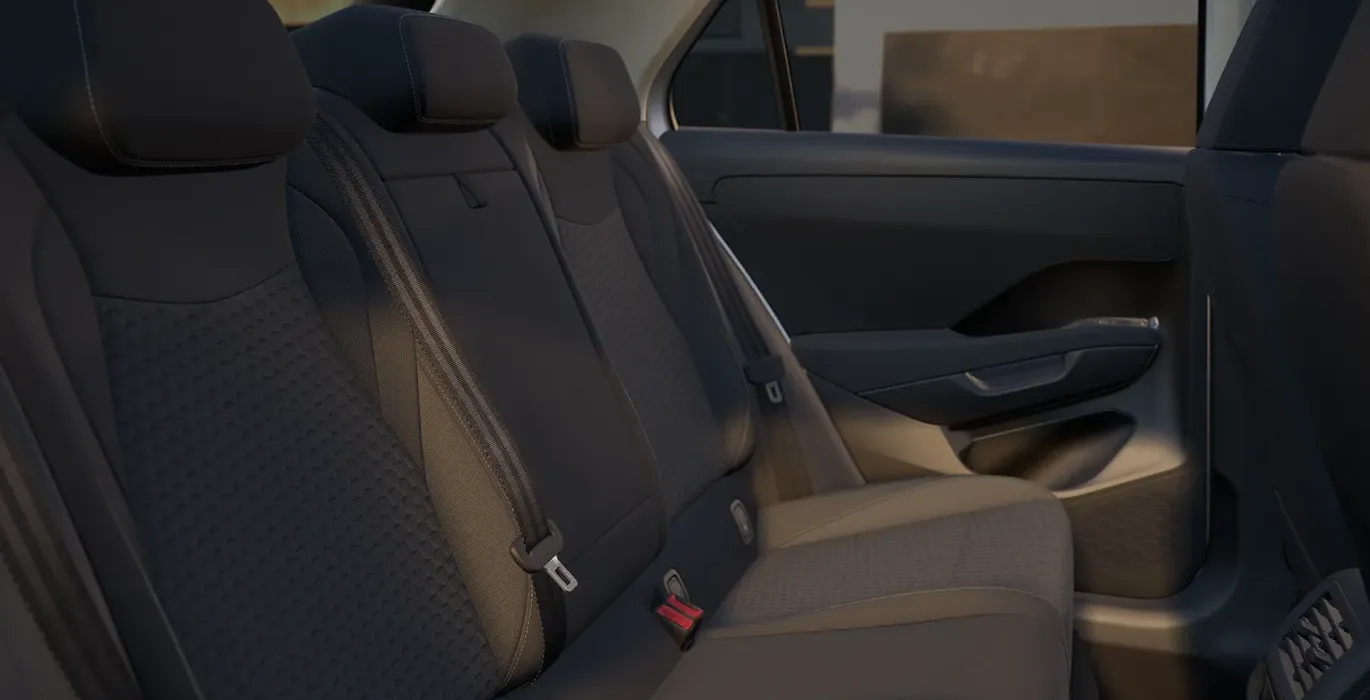 Volkswagen-T-ROC-Mas-1.5-eTSI-85kW-116CV-DSG-interior-trasera.webp