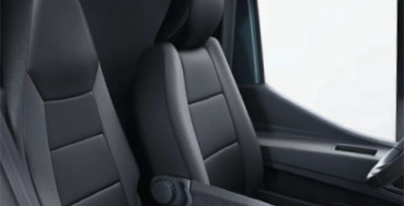 Renting Nissan Interstar L2H2 3.5T 2.3dCi FWD Acenta