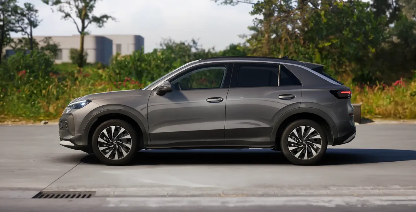 Volkswagen-T-ROC-Mas-1.5-eTSI-DSG-lateral-gris.webp