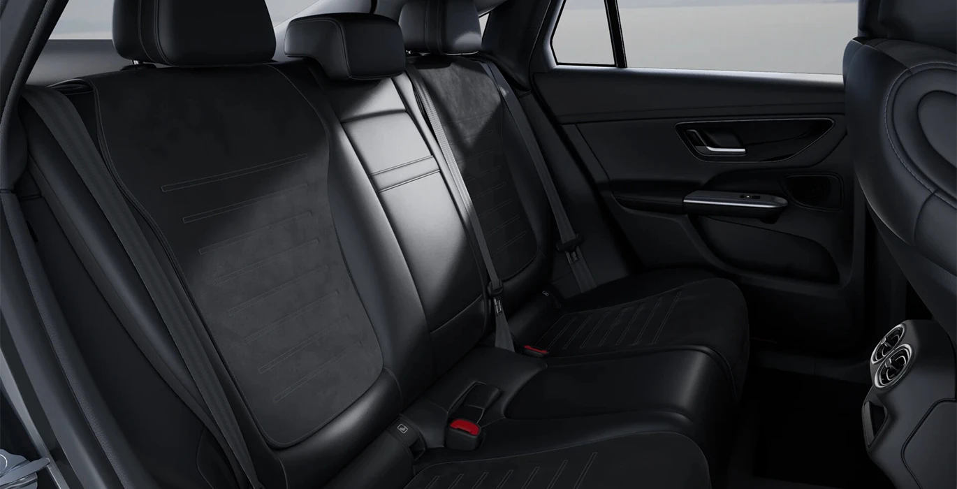 Mercedes-Benz-GLC-Coupe-300-de-4MATIC-gris-interior-trasera.webp