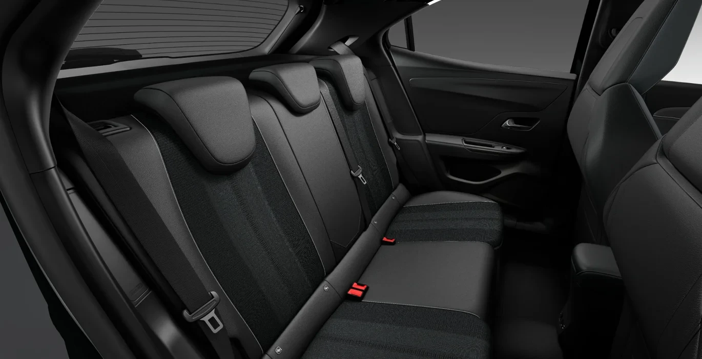 Opel-Mokka-1.2-T-XHT-Hybrid-eDCT6-GS-interior-trasera.webp
